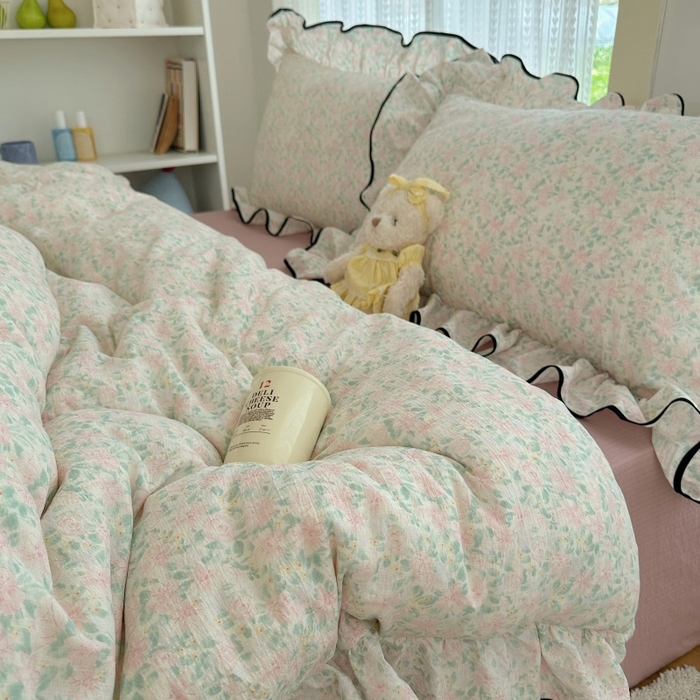 91家纺网 家纺一手货源 找家纺 红嘴企鹅 2025新款韩版双拼花边四件套 韩版-绿野樱梦