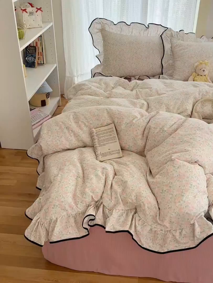 91家纺网 家纺一手货源 找家纺 红嘴企鹅 2025新款韩版双拼花边四件套 韩版-绿野樱梦