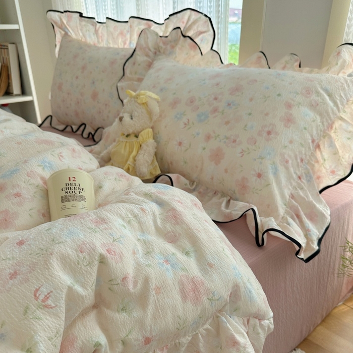 91家纺网 家纺一手货源 找家纺 红嘴企鹅 2025新款韩版双拼花边四件套 韩版-柔眠花町