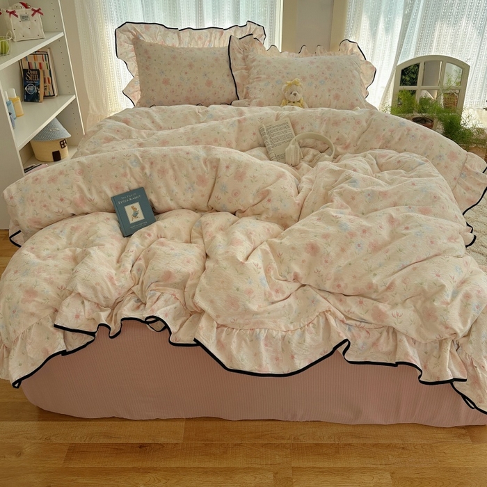 91家纺网 家纺一手货源 找家纺 红嘴企鹅 2025新款韩版双拼花边四件套 韩版-柔眠花町