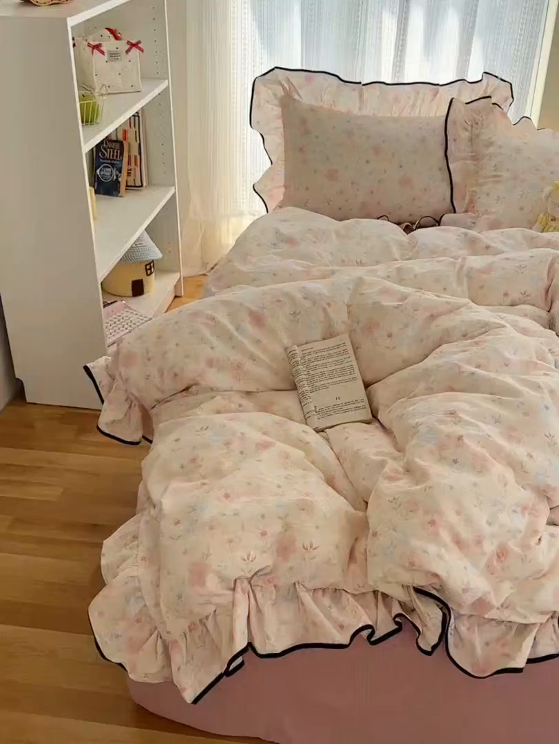 91家纺网 家纺一手货源 找家纺 红嘴企鹅 2025新款韩版双拼花边四件套 韩版-柔眠花町