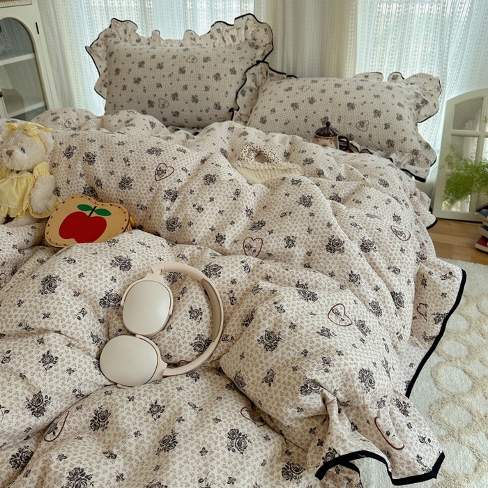 91家纺网 家纺一手货源 找家纺 红嘴企鹅 2025新款韩版双拼花边四件套 韩版-素影玫心