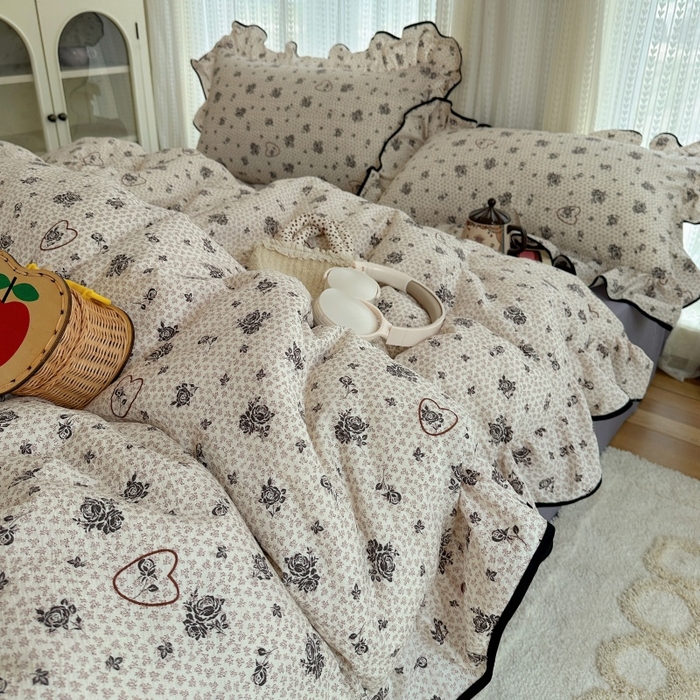 91家纺网 家纺一手货源 找家纺 红嘴企鹅 2025新款韩版双拼花边四件套 韩版-素影玫心