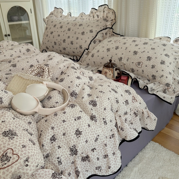 91家纺网 家纺一手货源 找家纺 红嘴企鹅 2025新款韩版双拼花边四件套 韩版-素影玫心