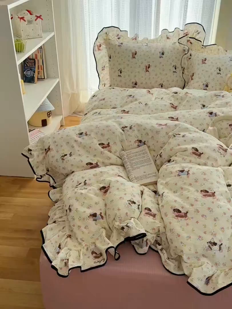 91家纺网 家纺一手货源 找家纺 红嘴企鹅 2025新款韩版双拼花边四件套 韩版-甜心小狗