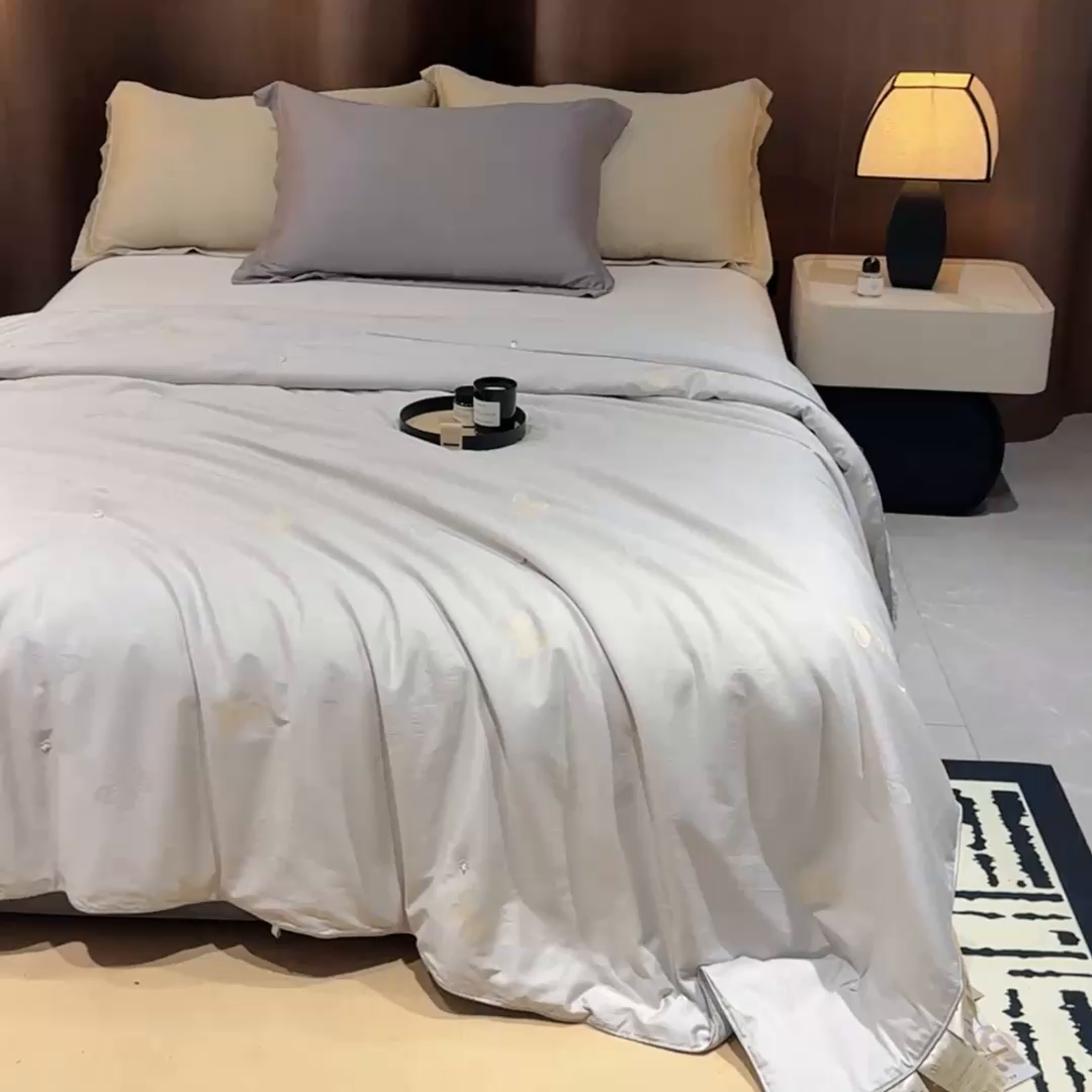 91家纺网 家纺一手货源 找家纺 御眠纺羽绒被壳 2025新款蚕丝被蚕丝棉 蝴蝶灰