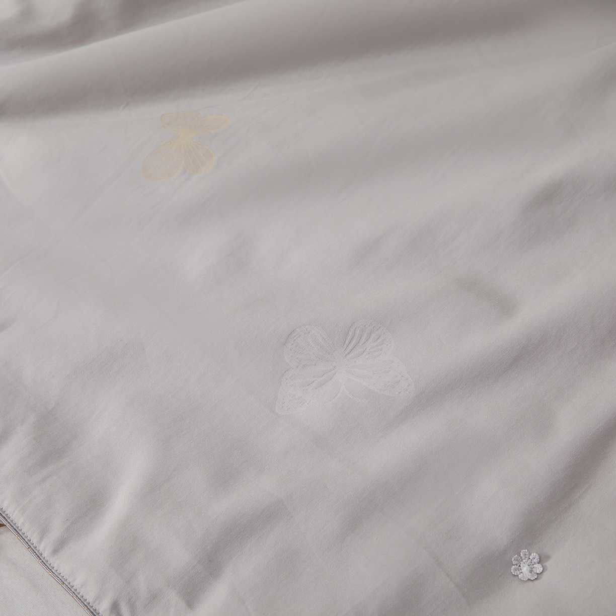 91家纺网 家纺一手货源 找家纺 静若居羽绒被壳 2025新款蚕丝被蚕丝棉 蝴蝶灰