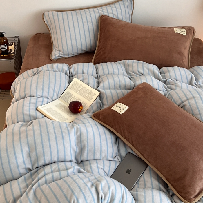 91家纺网 家纺一手货源 找家纺 桃子家居 2025新款A类ins复古条纹法式布列塔尼条纹简约撞色加厚牛奶绒系列四件套 绒-复古条纹蓝棕