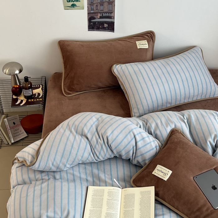 91家纺网 家纺一手货源 找家纺 桃子家居 2025新款A类ins复古条纹法式布列塔尼条纹简约撞色加厚牛奶绒系列四件套 绒-复古条纹蓝棕