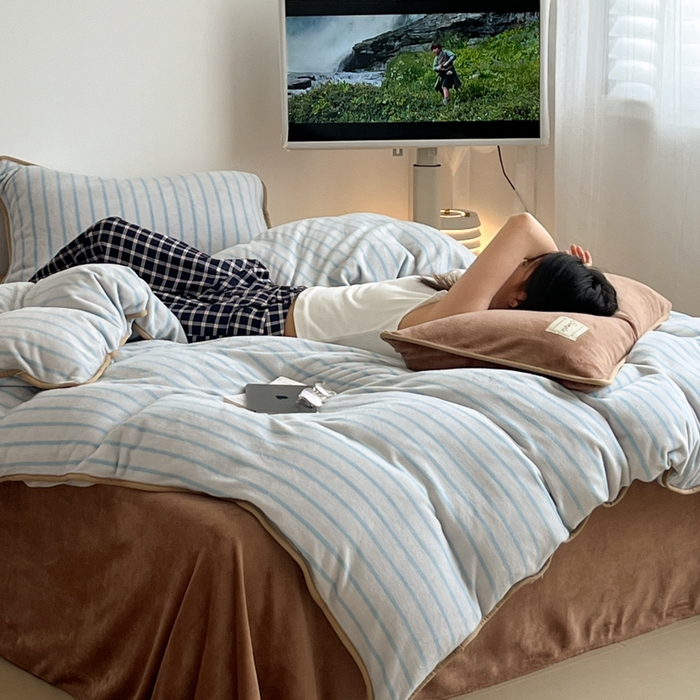 91家纺网 家纺一手货源 找家纺 桃子家居 2025新款A类ins复古条纹法式布列塔尼条纹简约撞色加厚牛奶绒系列四件套 绒-复古条纹蓝棕