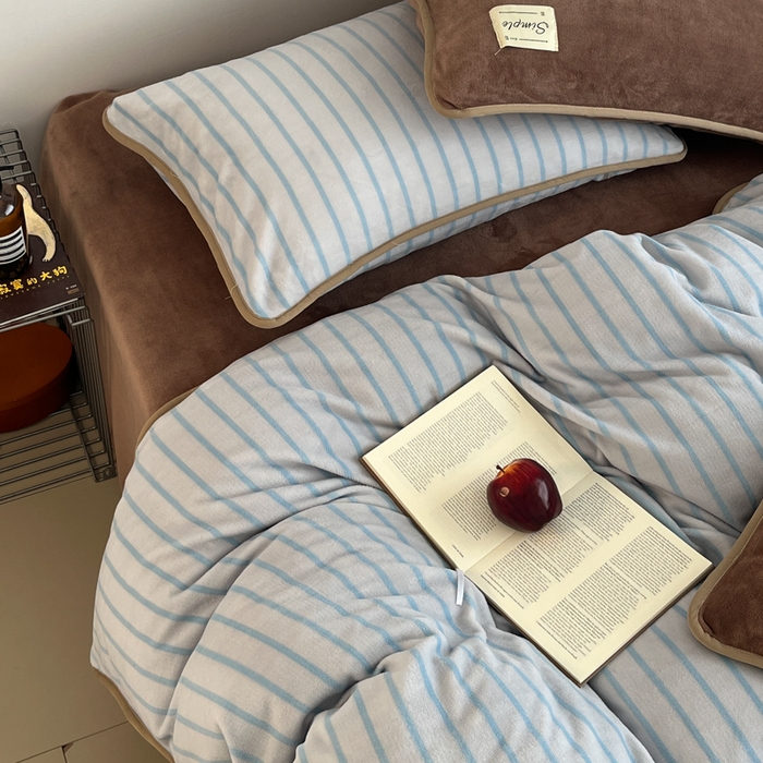 91家纺网 家纺一手货源 找家纺 桃子家居 2025新款A类ins复古条纹法式布列塔尼条纹简约撞色加厚牛奶绒系列四件套 绒-复古条纹蓝棕