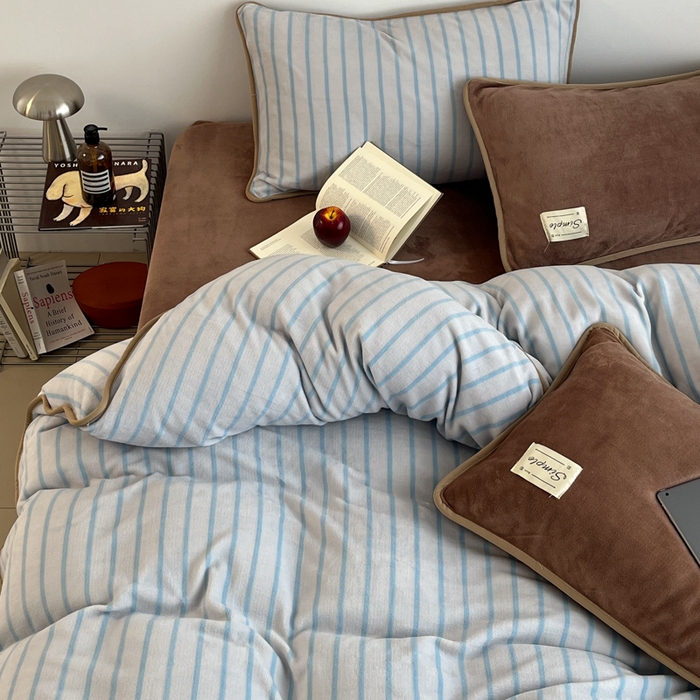 91家纺网 家纺一手货源 找家纺 桃子家居 2025新款A类ins复古条纹法式布列塔尼条纹简约撞色加厚牛奶绒系列四件套 绒-复古条纹蓝棕