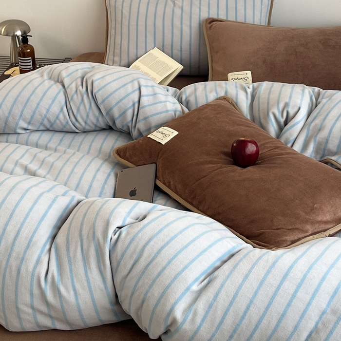 91家纺网 家纺一手货源 找家纺 桃子家居 2025新款A类ins复古条纹法式布列塔尼条纹简约撞色加厚牛奶绒系列四件套 绒-复古条纹蓝棕