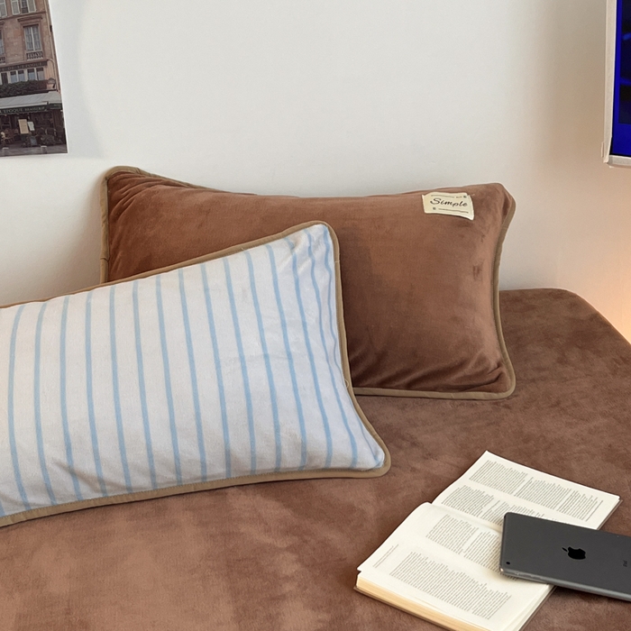 91家纺网 家纺一手货源 找家纺 桃子家居 2025新款A类ins复古条纹法式布列塔尼条纹简约撞色加厚牛奶绒系列四件套 绒-复古条纹蓝棕