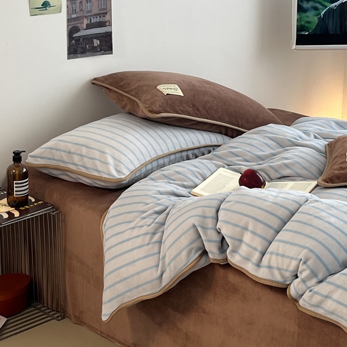 91家纺网 家纺一手货源 找家纺 桃子家居 2025新款A类ins复古条纹法式布列塔尼条纹简约撞色加厚牛奶绒系列四件套 绒-复古条纹蓝棕