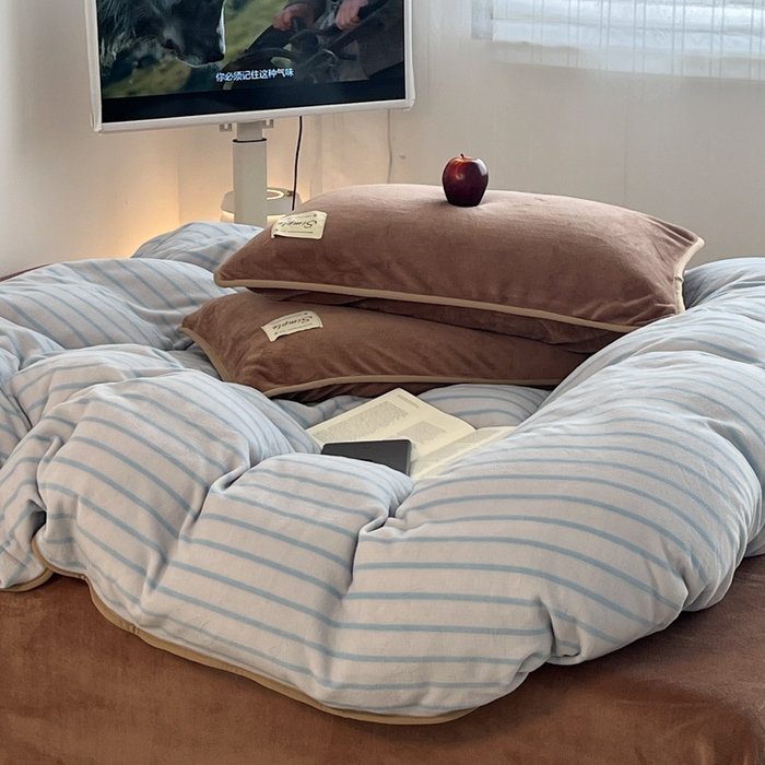 91家纺网 家纺一手货源 找家纺 桃子家居 2025新款A类ins复古条纹法式布列塔尼条纹简约撞色加厚牛奶绒系列四件套 绒-复古条纹蓝棕