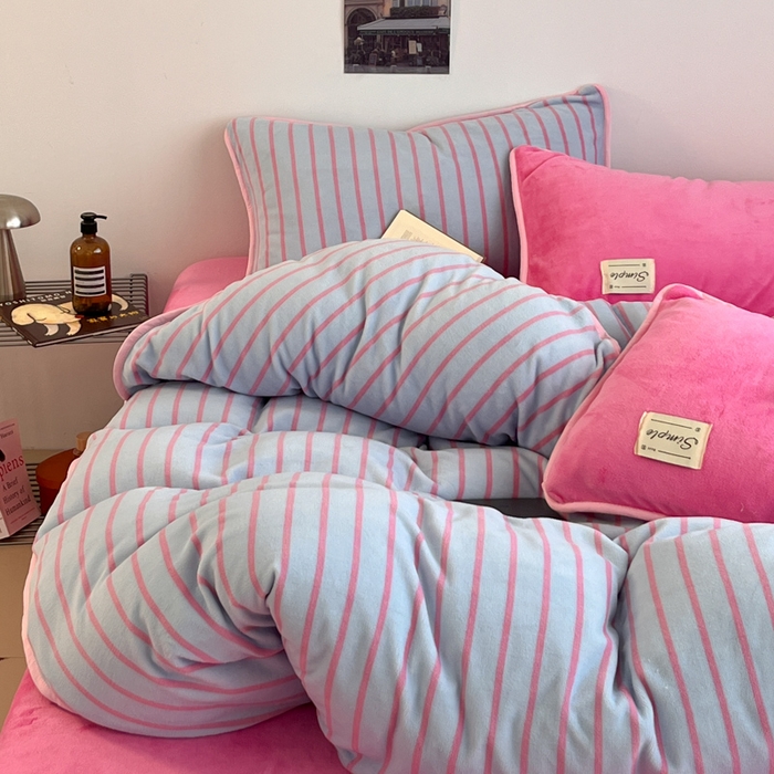 91家纺网 家纺一手货源 找家纺 桃子家居 2025新款A类ins复古条纹法式布列塔尼条纹简约撞色加厚牛奶绒系列四件套 绒-复古条纹玫蓝