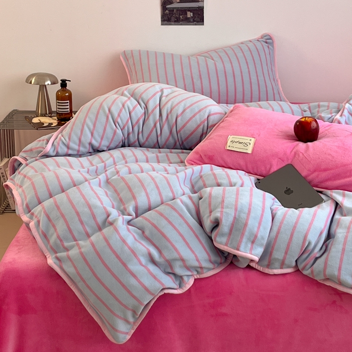 91家纺网 家纺一手货源 找家纺 桃子家居 2025新款A类ins复古条纹法式布列塔尼条纹简约撞色加厚牛奶绒系列四件套 绒-复古条纹玫蓝