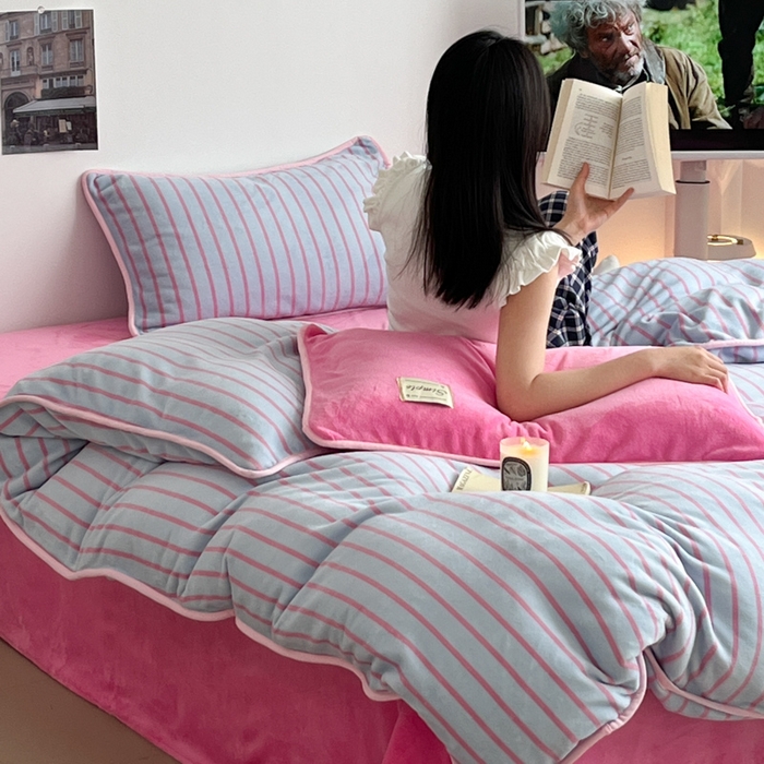 91家纺网 家纺一手货源 找家纺 桃子家居 2025新款A类ins复古条纹法式布列塔尼条纹简约撞色加厚牛奶绒系列四件套 绒-复古条纹玫蓝