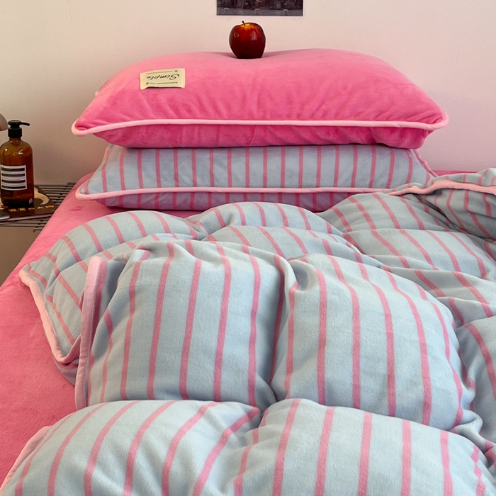 91家纺网 家纺一手货源 找家纺 桃子家居 2025新款A类ins复古条纹法式布列塔尼条纹简约撞色加厚牛奶绒系列四件套 绒-复古条纹玫蓝