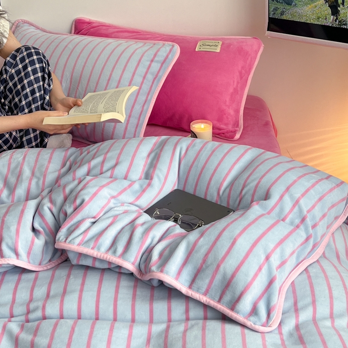 91家纺网 家纺一手货源 找家纺 桃子家居 2025新款A类ins复古条纹法式布列塔尼条纹简约撞色加厚牛奶绒系列四件套 绒-复古条纹玫蓝