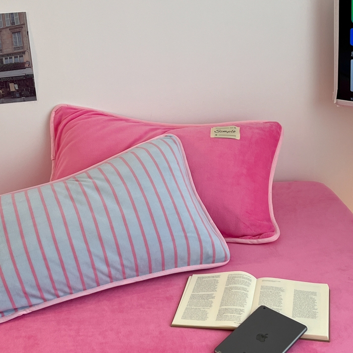 91家纺网 家纺一手货源 找家纺 桃子家居 2025新款A类ins复古条纹法式布列塔尼条纹简约撞色加厚牛奶绒系列四件套 绒-复古条纹玫蓝