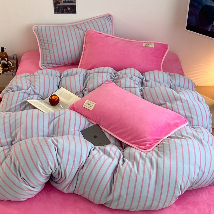 91家纺网 家纺一手货源 找家纺 桃子家居 2025新款A类ins复古条纹法式布列塔尼条纹简约撞色加厚牛奶绒系列四件套 绒-复古条纹玫蓝