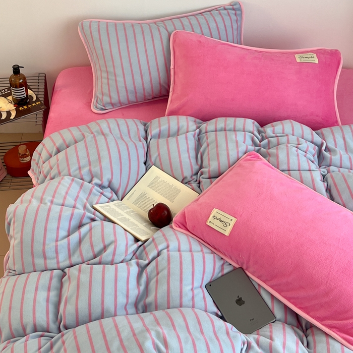 91家纺网 家纺一手货源 找家纺 桃子家居 2025新款A类ins复古条纹法式布列塔尼条纹简约撞色加厚牛奶绒系列四件套 绒-复古条纹玫蓝