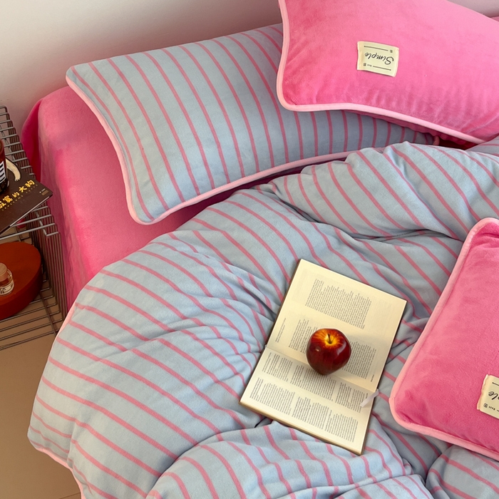 91家纺网 家纺一手货源 找家纺 桃子家居 2025新款A类ins复古条纹法式布列塔尼条纹简约撞色加厚牛奶绒系列四件套 绒-复古条纹玫蓝