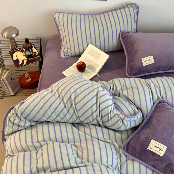 91家纺网 家纺一手货源 找家纺 桃子家居 2025新款A类ins复古条纹法式布列塔尼条纹简约撞色加厚牛奶绒系列四件套 绒-复古条纹紫