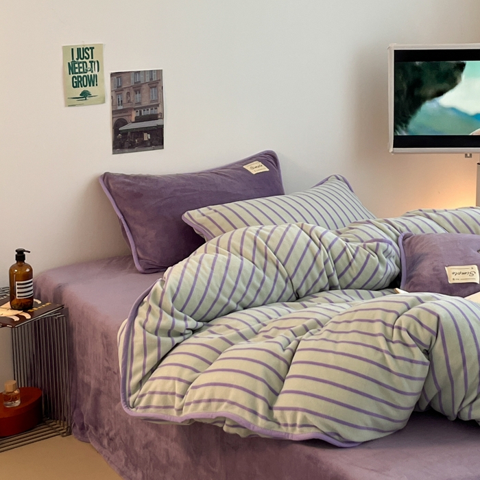 91家纺网 家纺一手货源 找家纺 桃子家居 2025新款A类ins复古条纹法式布列塔尼条纹简约撞色加厚牛奶绒系列四件套 绒-复古条纹紫