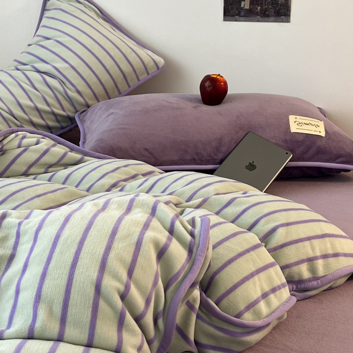 91家纺网 家纺一手货源 找家纺 桃子家居 2025新款A类ins复古条纹法式布列塔尼条纹简约撞色加厚牛奶绒系列四件套 绒-复古条纹紫