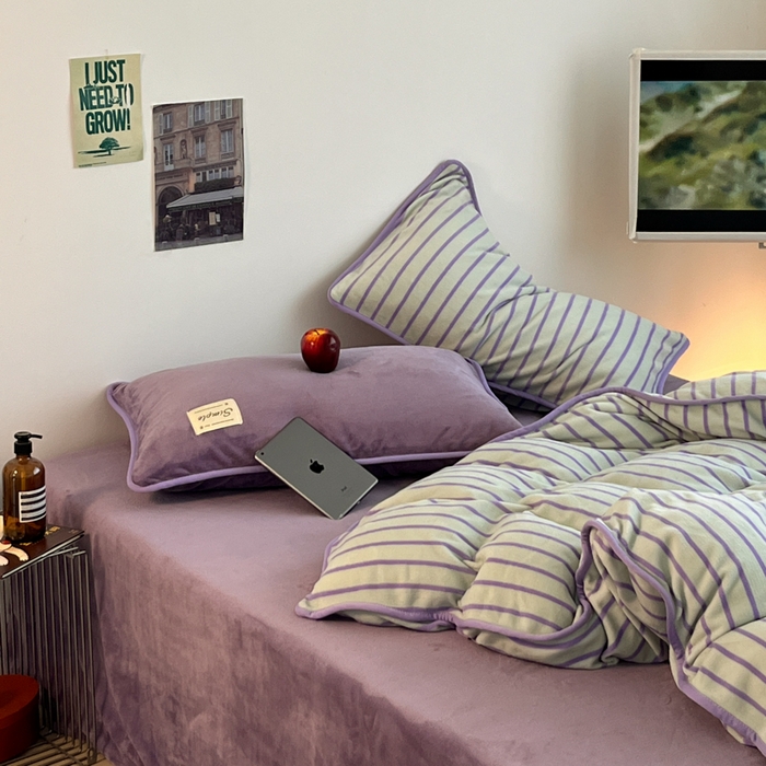 91家纺网 家纺一手货源 找家纺 桃子家居 2025新款A类ins复古条纹法式布列塔尼条纹简约撞色加厚牛奶绒系列四件套 绒-复古条纹紫