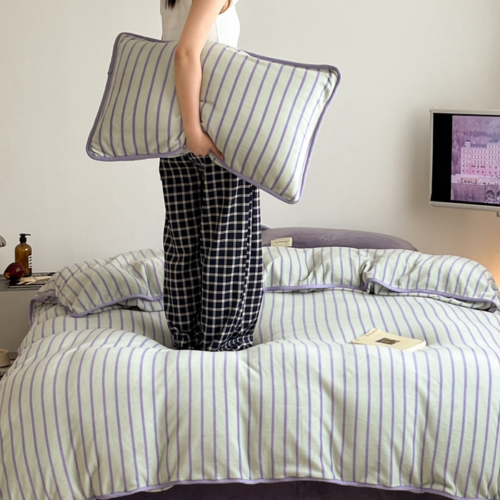 91家纺网 家纺一手货源 找家纺 桃子家居 2025新款A类ins复古条纹法式布列塔尼条纹简约撞色加厚牛奶绒系列四件套 绒-复古条纹紫