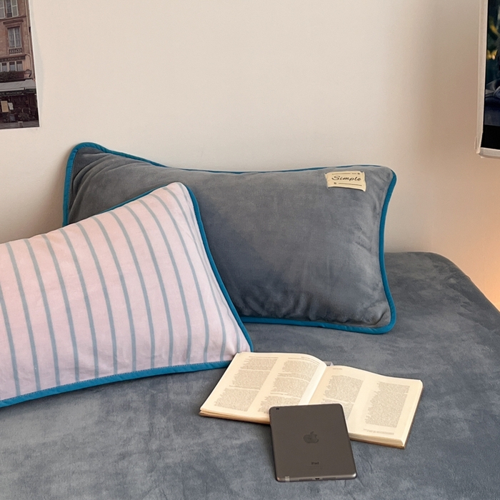 91家纺网 家纺一手货源 找家纺 桃子家居 2025新款A类ins复古条纹法式布列塔尼条纹简约撞色加厚牛奶绒系列四件套 绒-复古条纹紫灰蓝