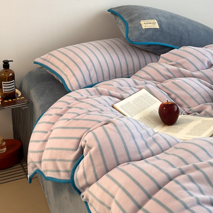 91家纺网 家纺一手货源 找家纺 桃子家居 2025新款A类ins复古条纹法式布列塔尼条纹简约撞色加厚牛奶绒系列四件套 绒-复古条纹紫灰蓝