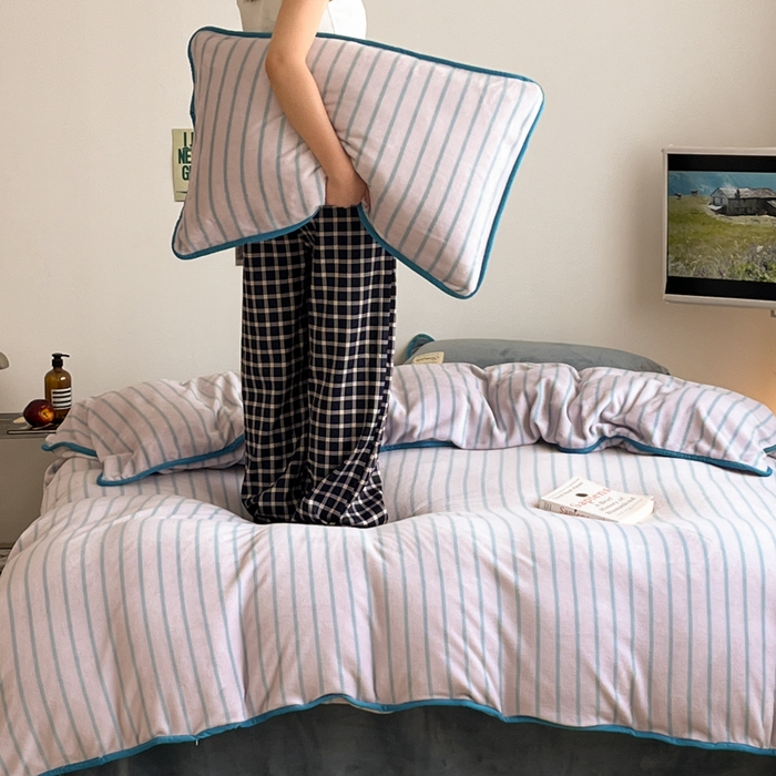 91家纺网 家纺一手货源 找家纺 桃子家居 2025新款A类ins复古条纹法式布列塔尼条纹简约撞色加厚牛奶绒系列四件套 绒-复古条纹紫灰蓝