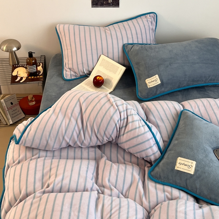 91家纺网 家纺一手货源 找家纺 桃子家居 2025新款A类ins复古条纹法式布列塔尼条纹简约撞色加厚牛奶绒系列四件套 绒-复古条纹紫灰蓝