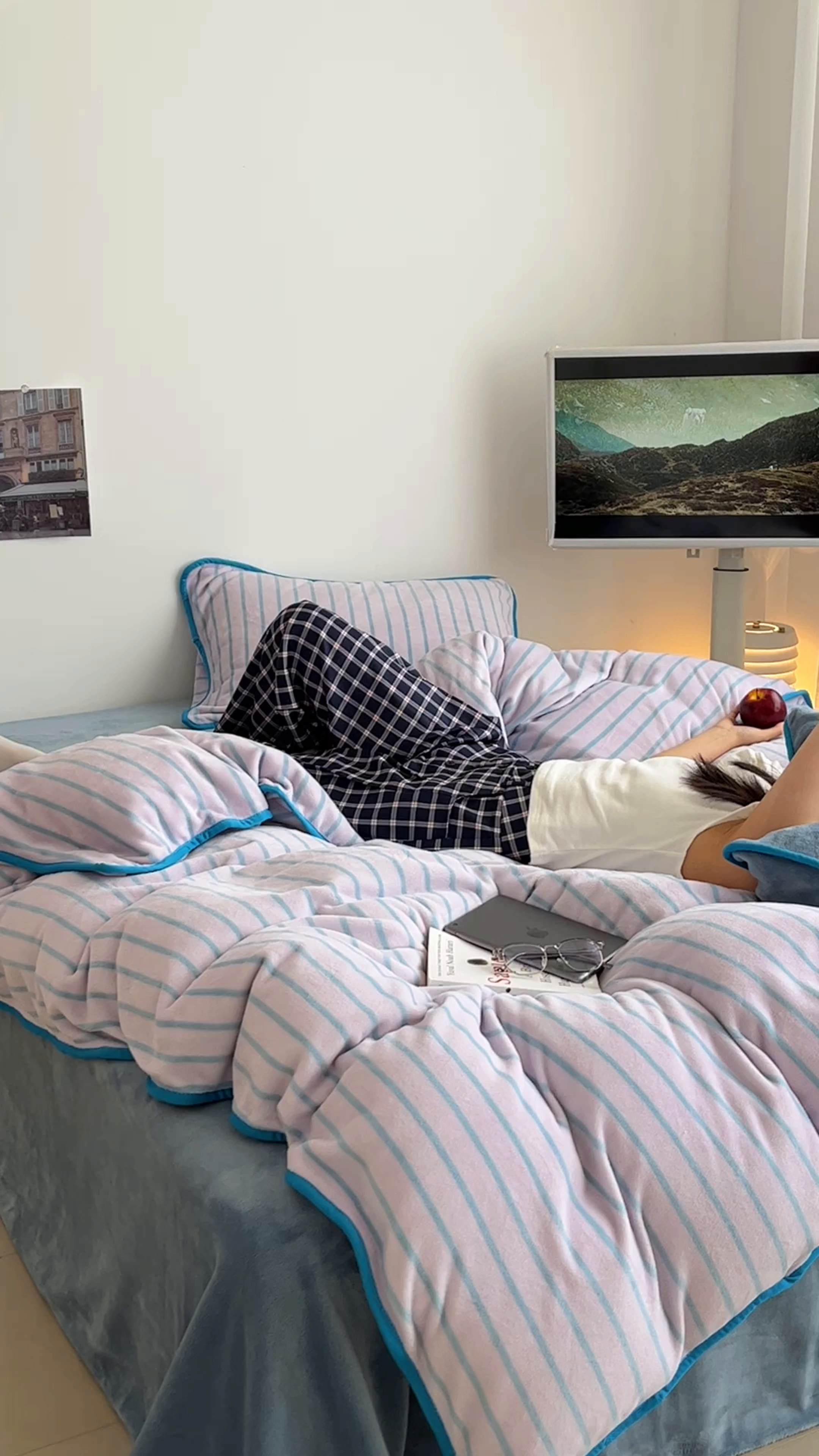 91家纺网 家纺一手货源 找家纺 桃子家居 2025新款A类ins复古条纹法式布列塔尼条纹简约撞色加厚牛奶绒系列四件套 绒-复古条纹紫灰蓝