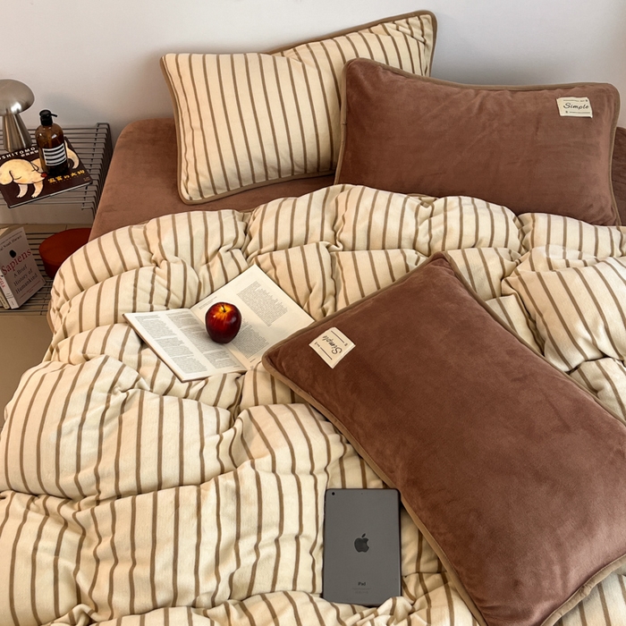 91家纺网 家纺一手货源 找家纺 桃子家居 2025新款A类ins复古条纹法式布列塔尼条纹简约撞色加厚牛奶绒系列四件套 绒-复古条纹紫咖棕