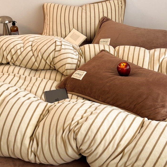 91家纺网 家纺一手货源 找家纺 桃子家居 2025新款A类ins复古条纹法式布列塔尼条纹简约撞色加厚牛奶绒系列四件套 绒-复古条纹紫咖棕
