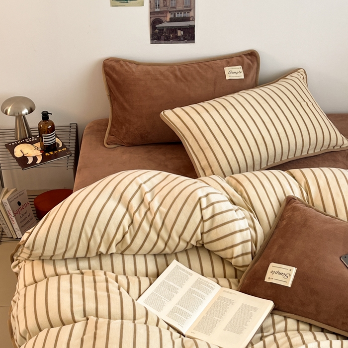 91家纺网 家纺一手货源 找家纺 桃子家居 2025新款A类ins复古条纹法式布列塔尼条纹简约撞色加厚牛奶绒系列四件套 绒-复古条纹紫咖棕