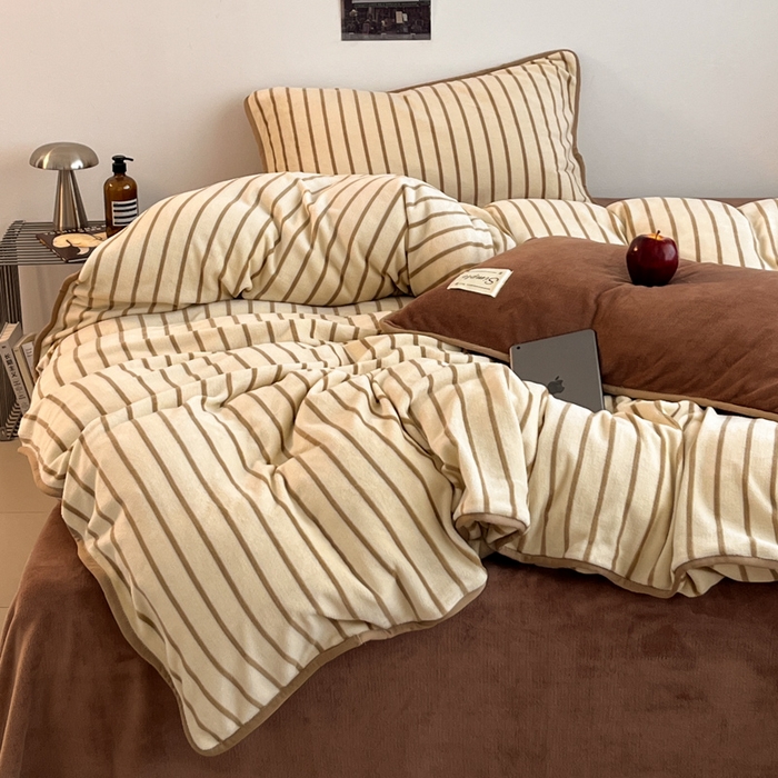 91家纺网 家纺一手货源 找家纺 桃子家居 2025新款A类ins复古条纹法式布列塔尼条纹简约撞色加厚牛奶绒系列四件套 绒-复古条纹紫咖棕