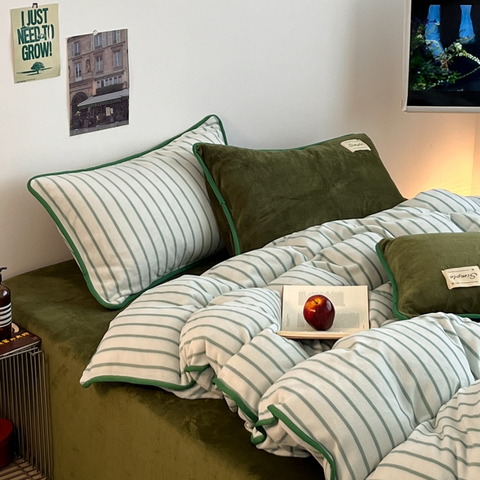 91家纺网 家纺一手货源 找家纺 桃子家居 2025新款A类ins复古条纹法式布列塔尼条纹简约撞色加厚牛奶绒系列四件套 绒-复古条纹紫墨绿