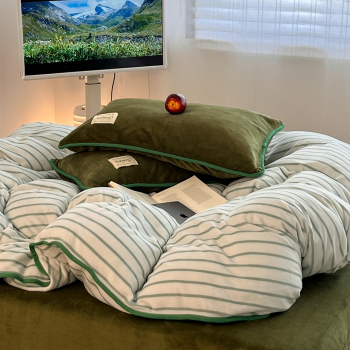 91家纺网 家纺一手货源 找家纺 桃子家居 2025新款A类ins复古条纹法式布列塔尼条纹简约撞色加厚牛奶绒系列四件套 绒-复古条纹紫墨绿