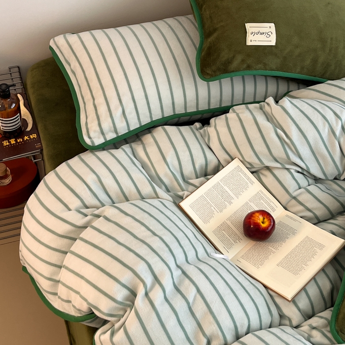 91家纺网 家纺一手货源 找家纺 桃子家居 2025新款A类ins复古条纹法式布列塔尼条纹简约撞色加厚牛奶绒系列四件套 绒-复古条纹紫墨绿
