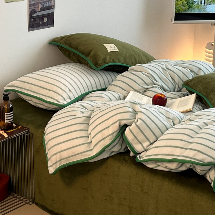 91家纺网 家纺一手货源 找家纺 桃子家居 2025新款A类ins复古条纹法式布列塔尼条纹简约撞色加厚牛奶绒系列四件套 绒-复古条纹紫墨绿