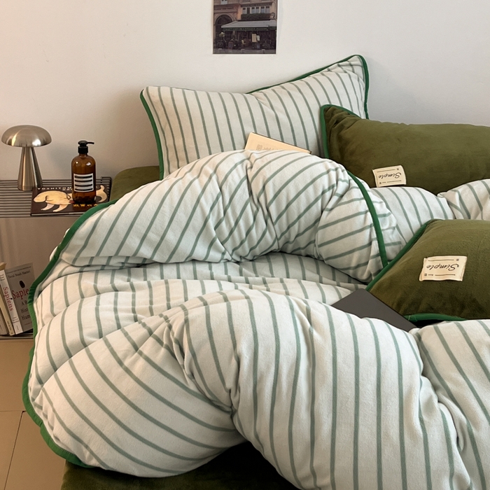 91家纺网 家纺一手货源 找家纺 桃子家居 2025新款A类ins复古条纹法式布列塔尼条纹简约撞色加厚牛奶绒系列四件套 绒-复古条纹紫墨绿