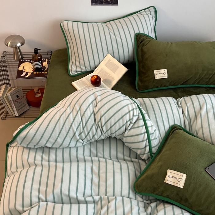 91家纺网 家纺一手货源 找家纺 桃子家居 2025新款A类ins复古条纹法式布列塔尼条纹简约撞色加厚牛奶绒系列四件套 绒-复古条纹紫墨绿