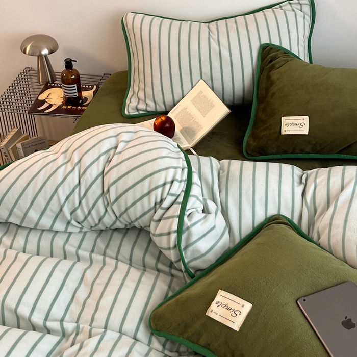 91家纺网 家纺一手货源 找家纺 桃子家居 2025新款A类ins复古条纹法式布列塔尼条纹简约撞色加厚牛奶绒系列四件套 绒-复古条纹紫墨绿